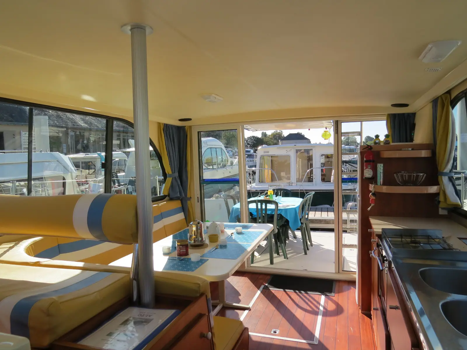 Alto, Interior image