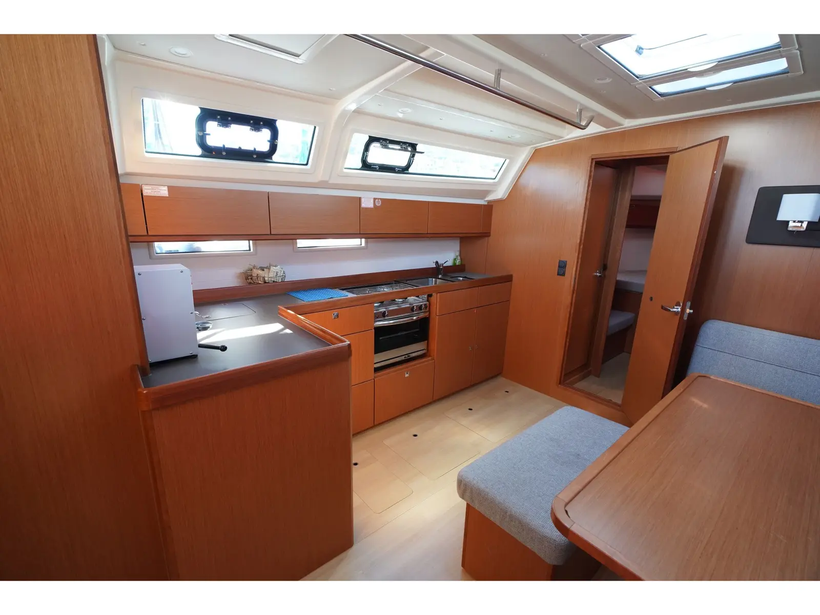Monsieur, Interior image