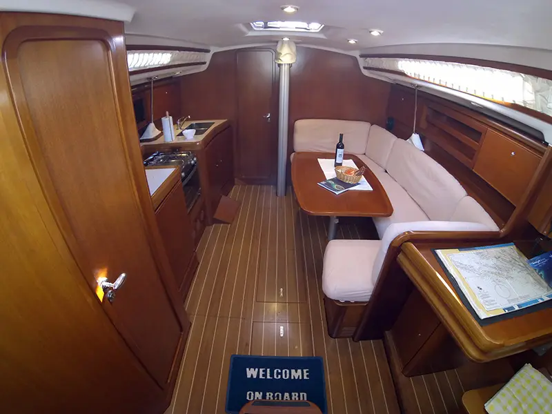 Sportski Vuk, Interior image