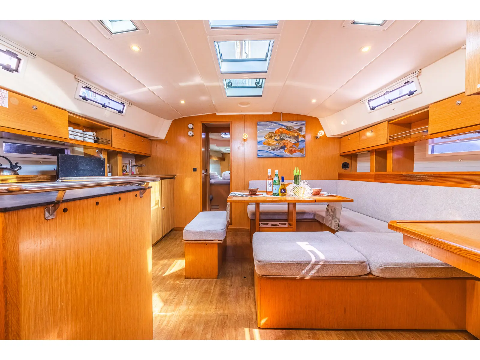 Acrux, Interior image