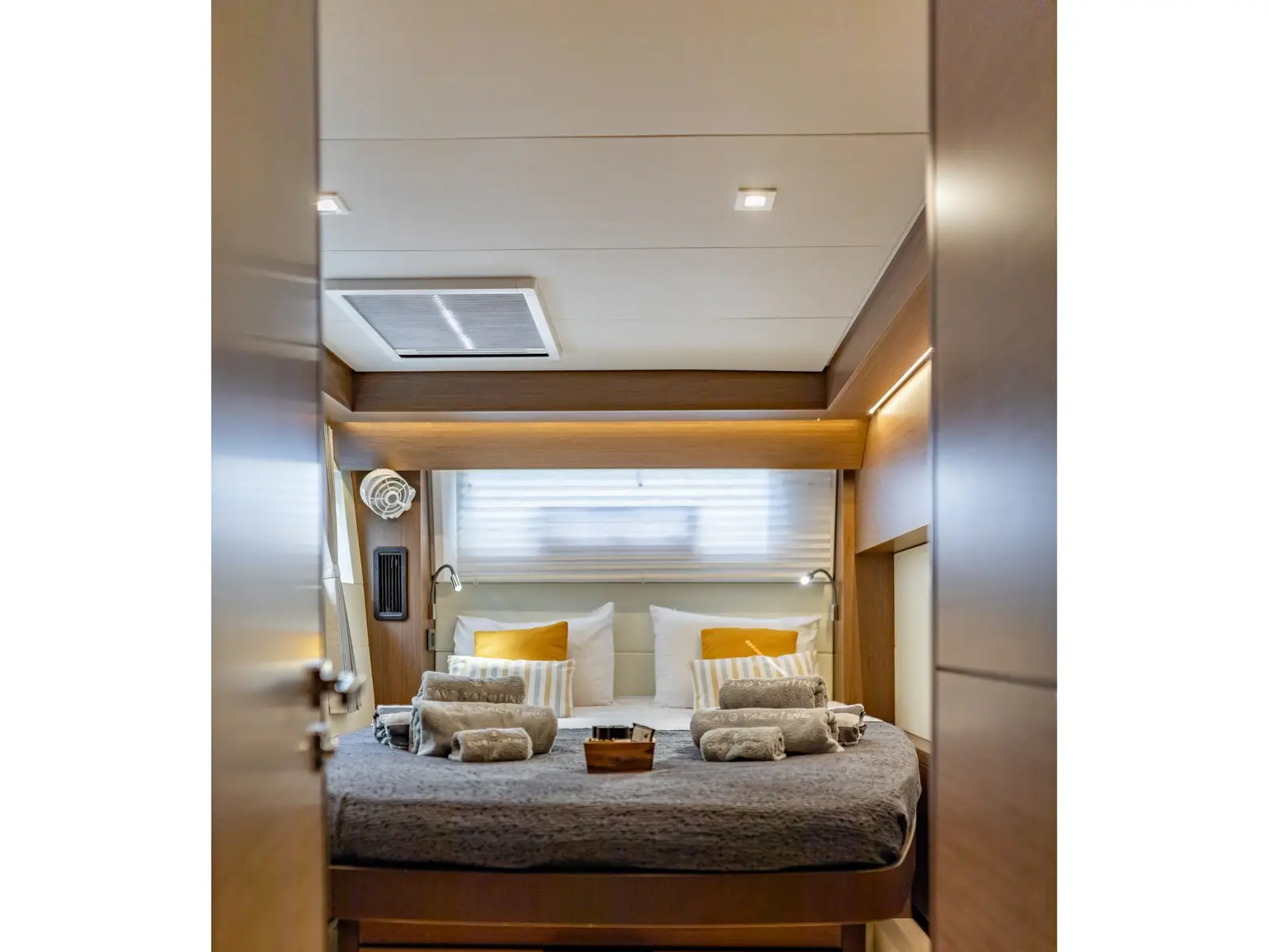 OZELO, Interior image