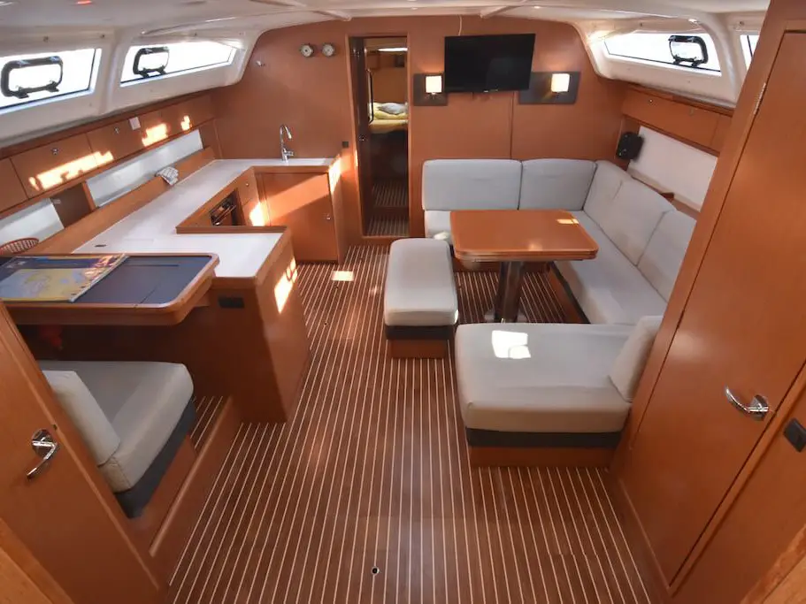 Soleado, Interior image
