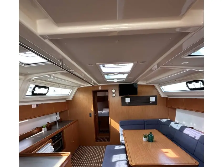 Leonidas, Interior image