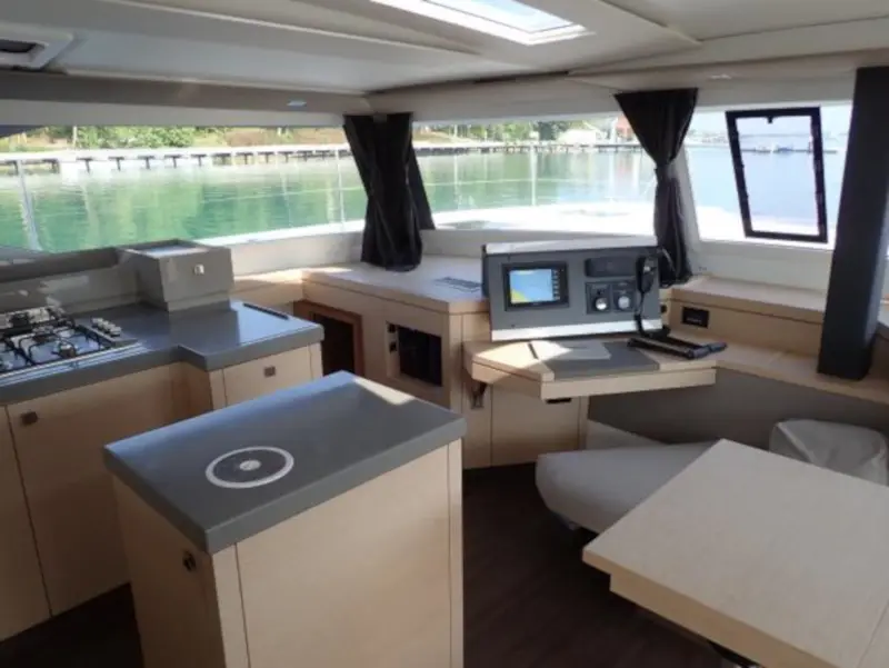 Lola 2, Interior image