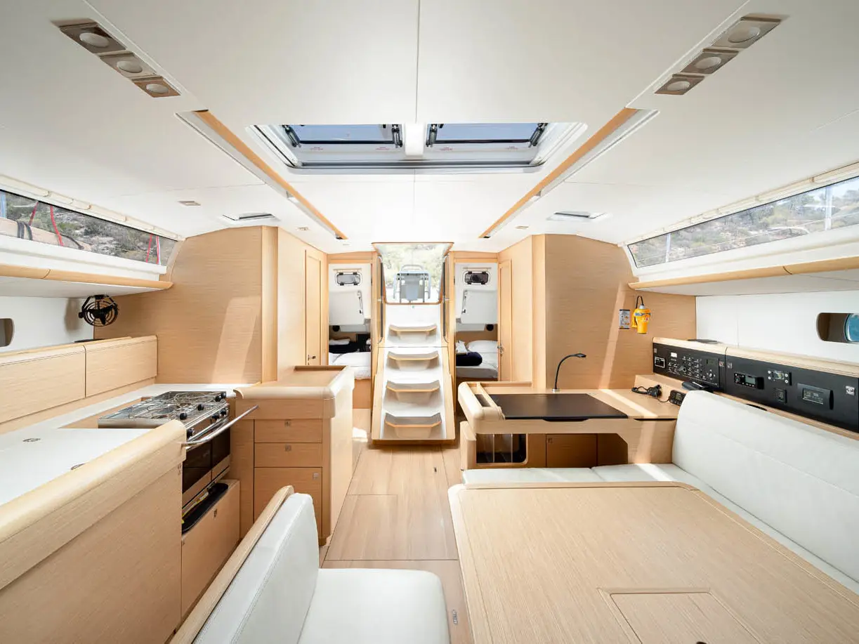Aethra, Interior image