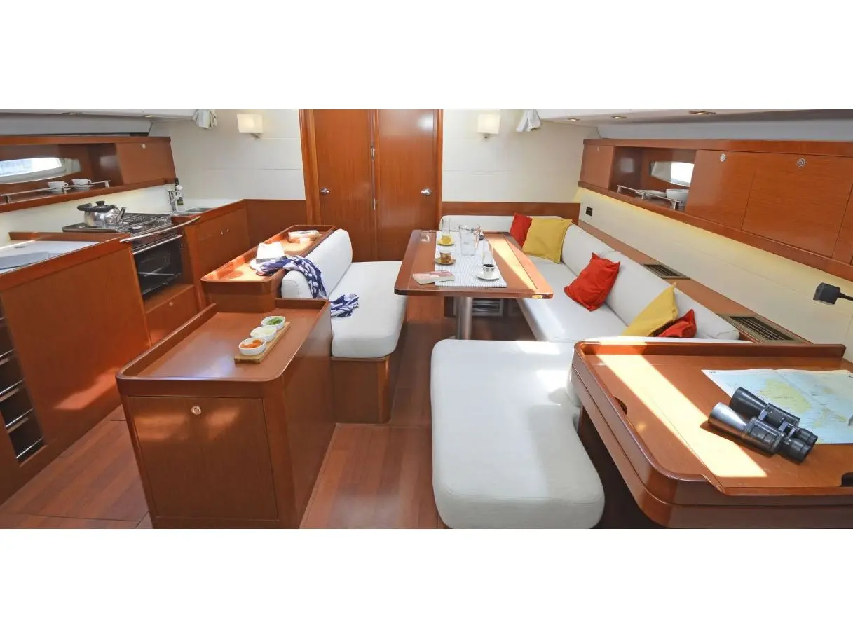 Leandros D, Interior image