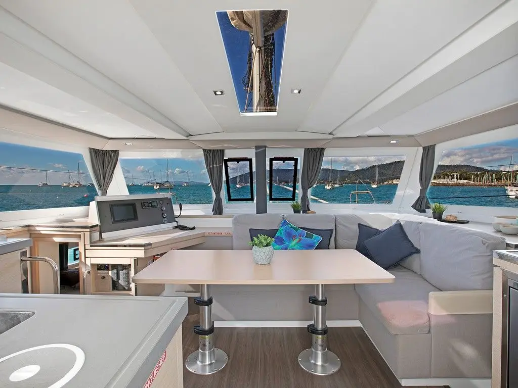 Alisa, Interior image