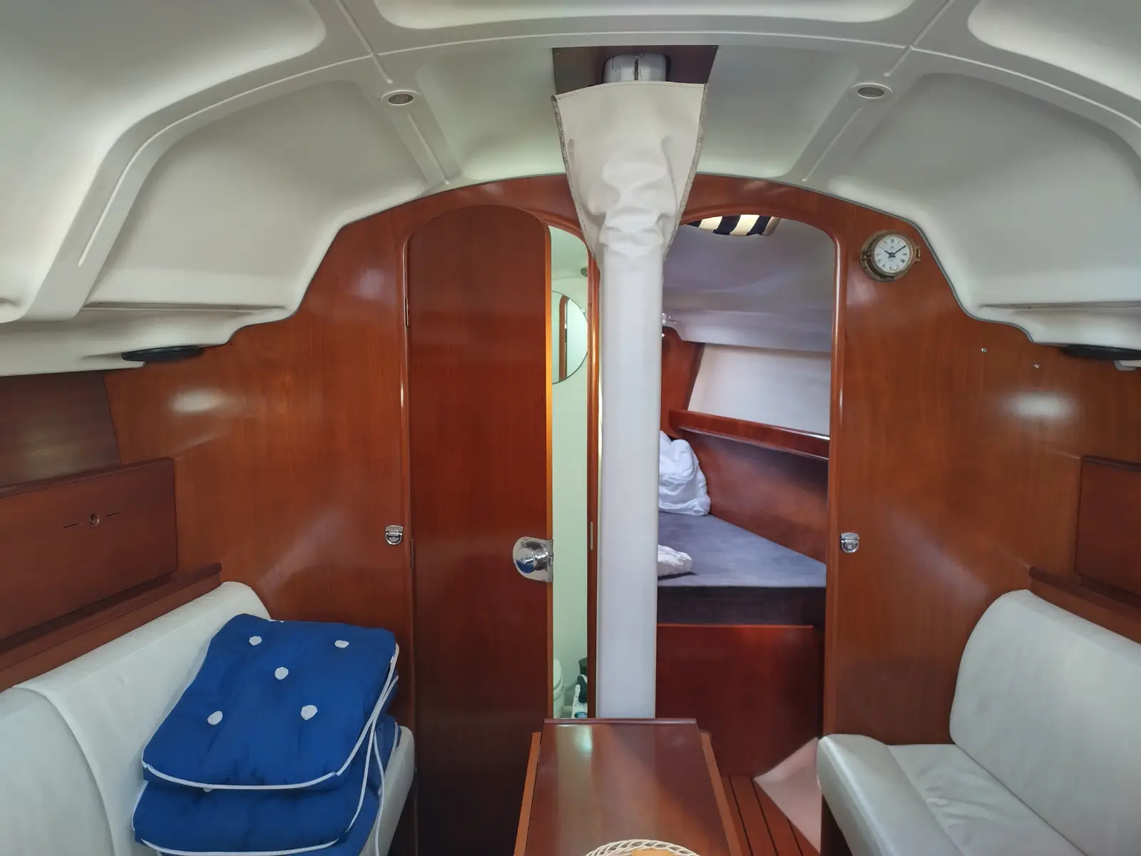 Grote Beer, Interior image