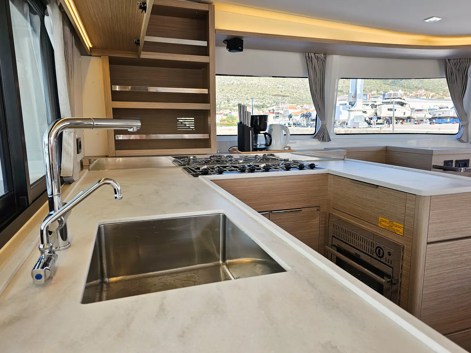 Galeb, kitchen