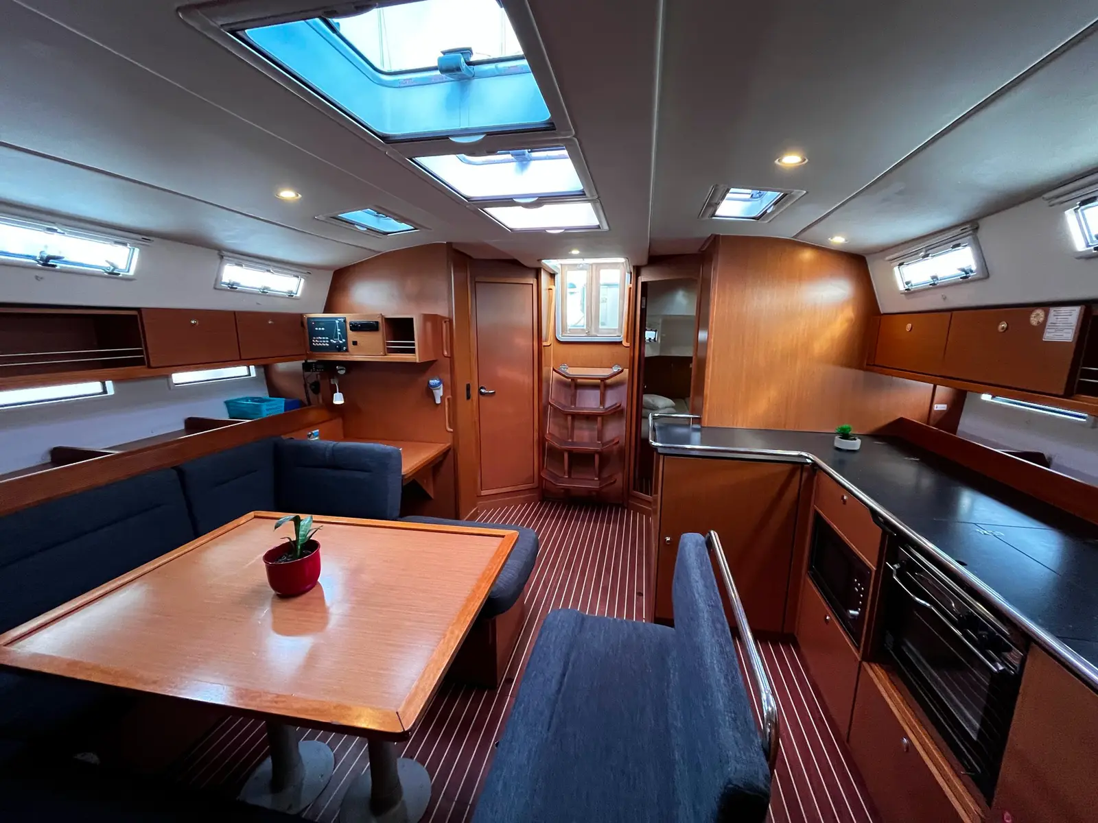 Grego, Interior image