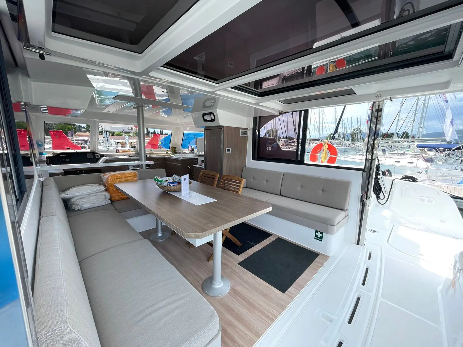 Helona, Interior image