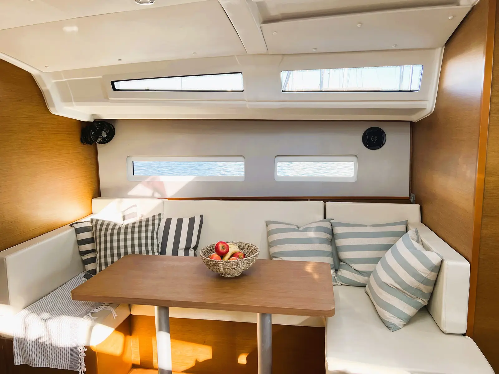 Little Tony, Interior image