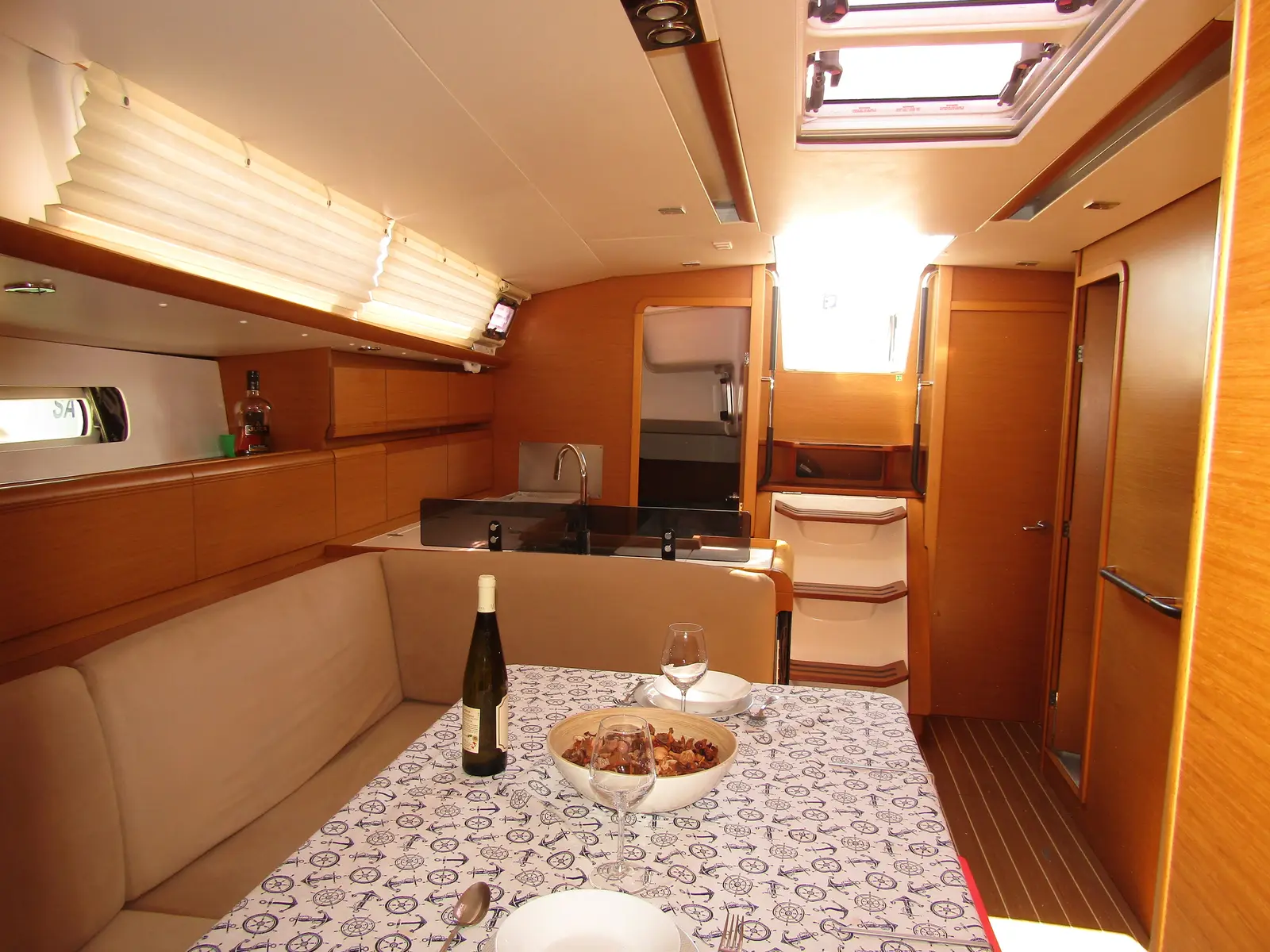 Mira, Interior image