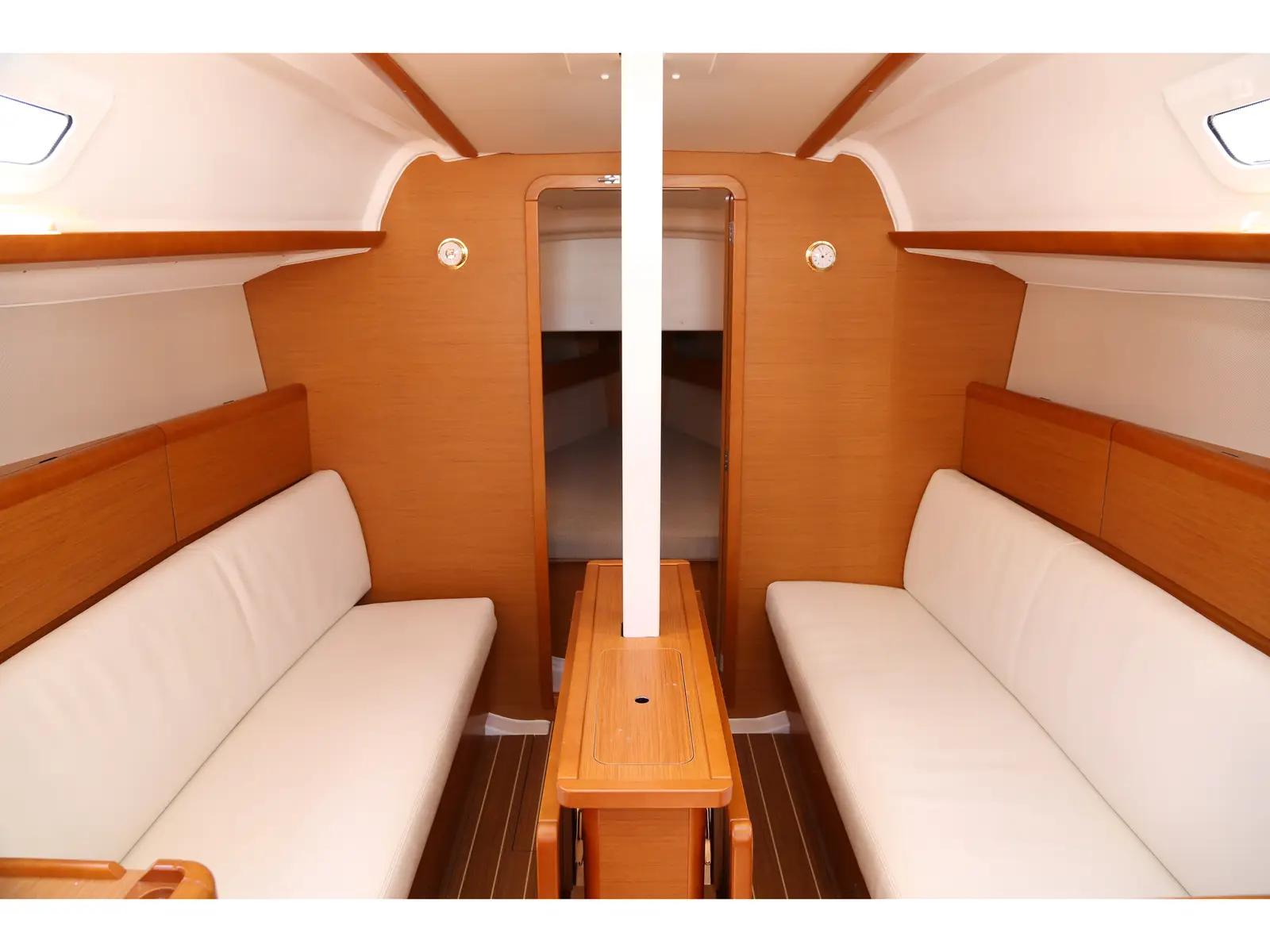Afroessa, Interior image