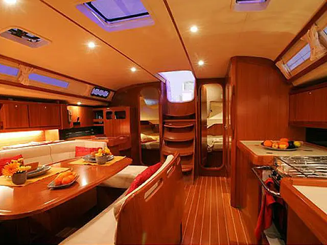 Max, Interior image