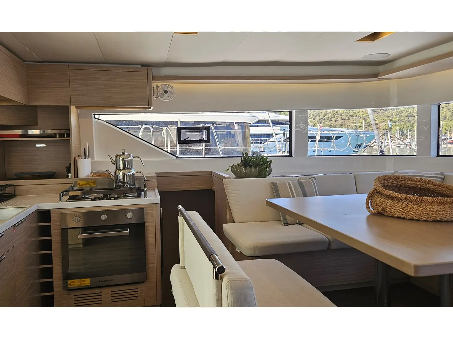 Libre, Interior image