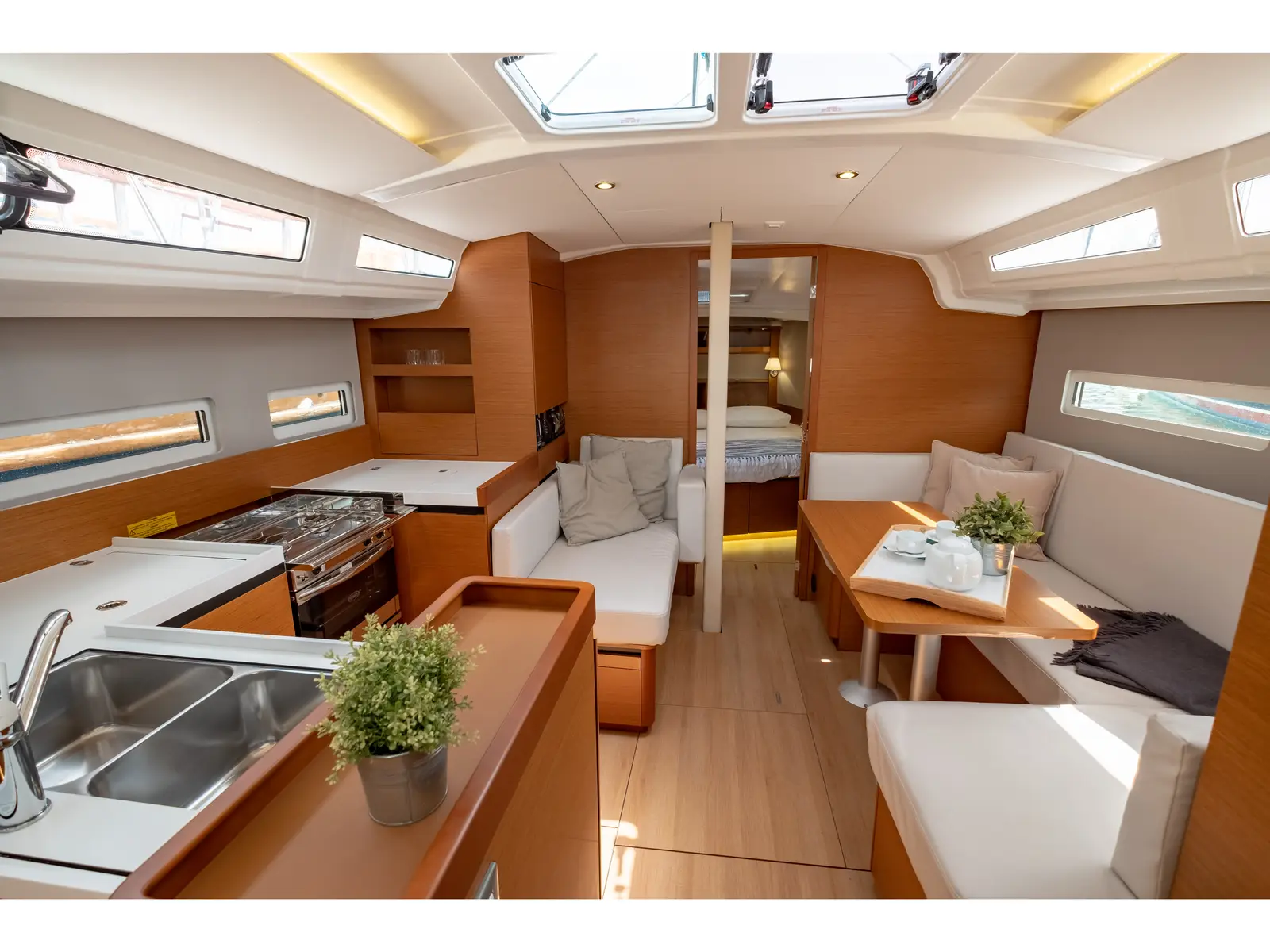Elcano, Interior image