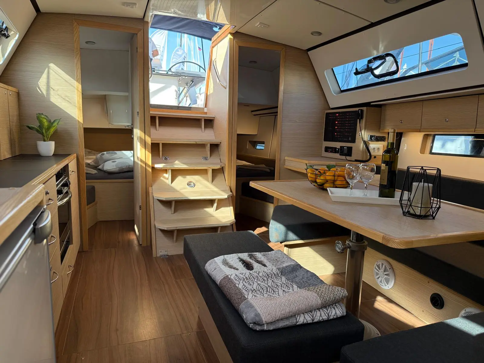 Elda Katarina, Interior image