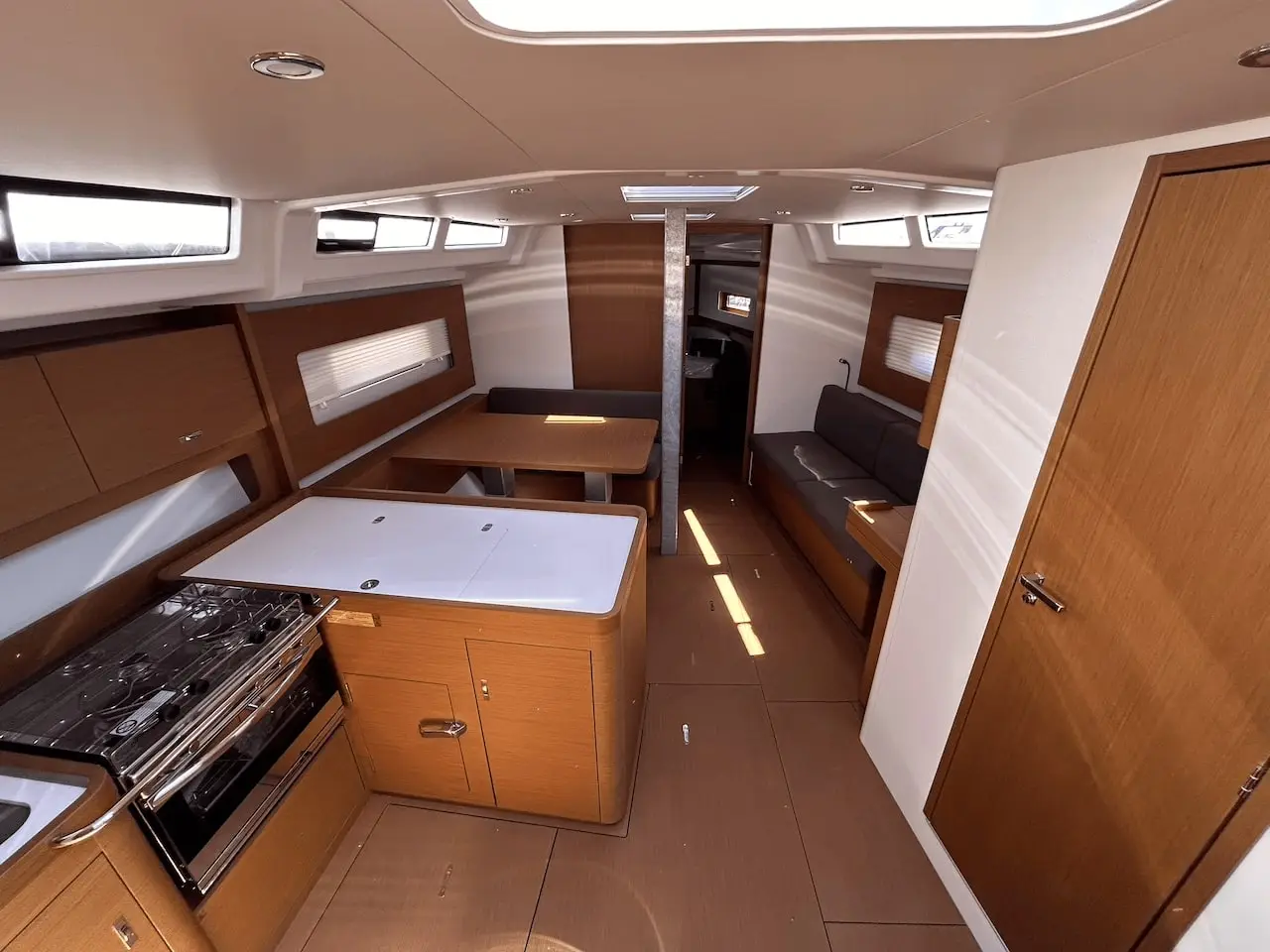TITI, Interior image
