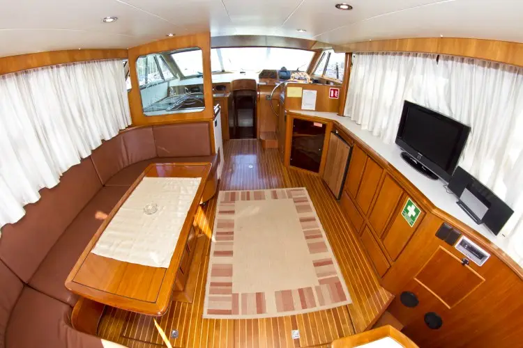 Royal , Interior image