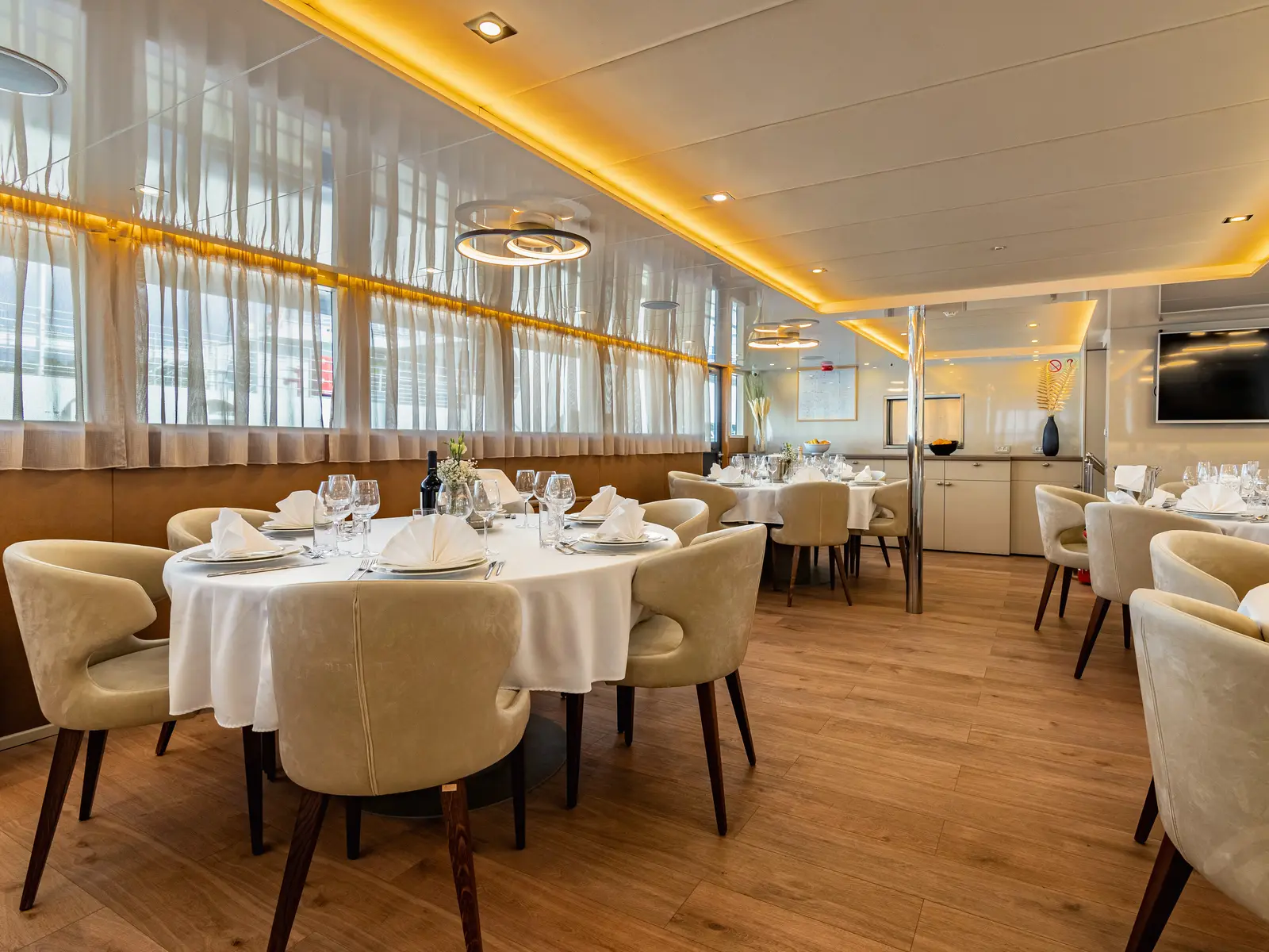 Suzana, Interior image