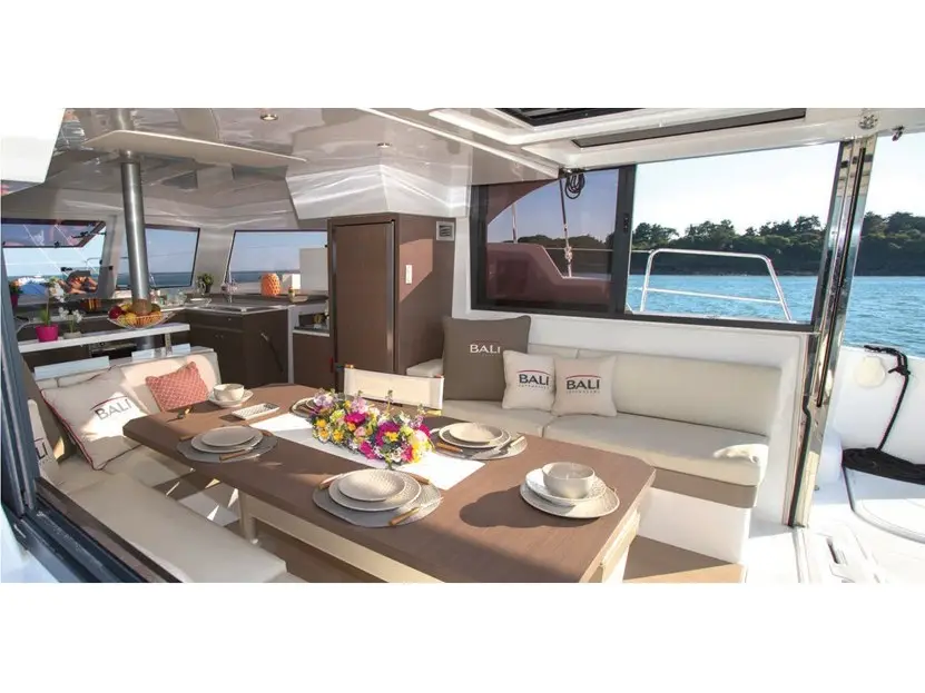 Wiseas, Interior image