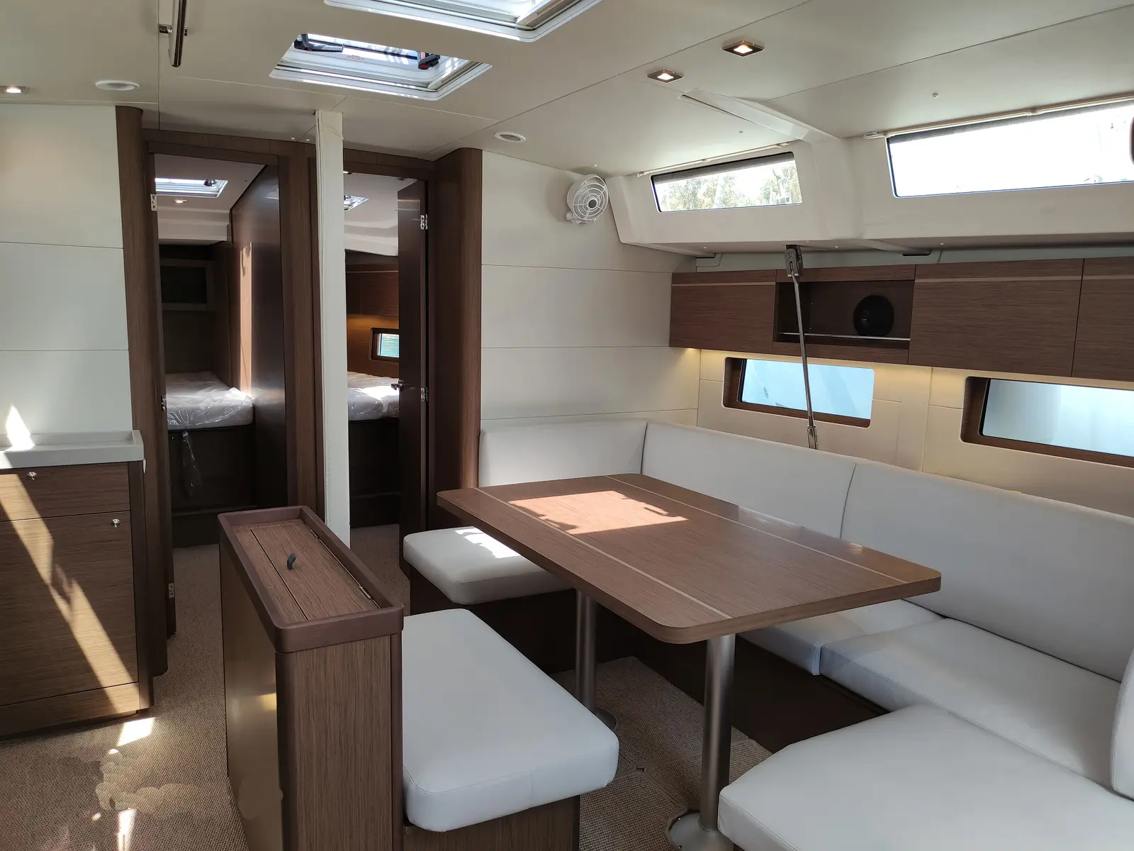Athanasia, Interior image
