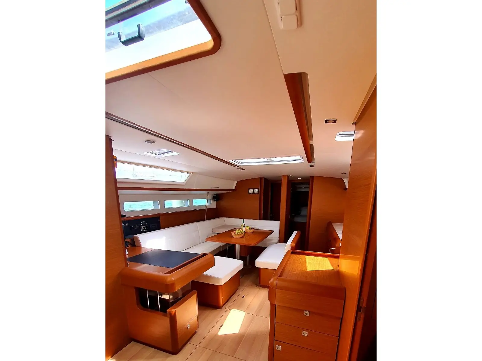 UNIQUE I, Interior image