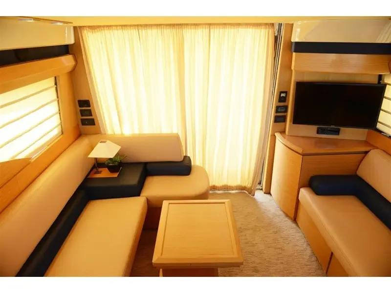 Shine V, Interior image