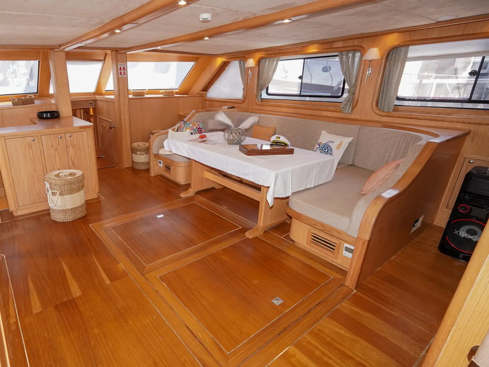 Perla del Mar, Interior image