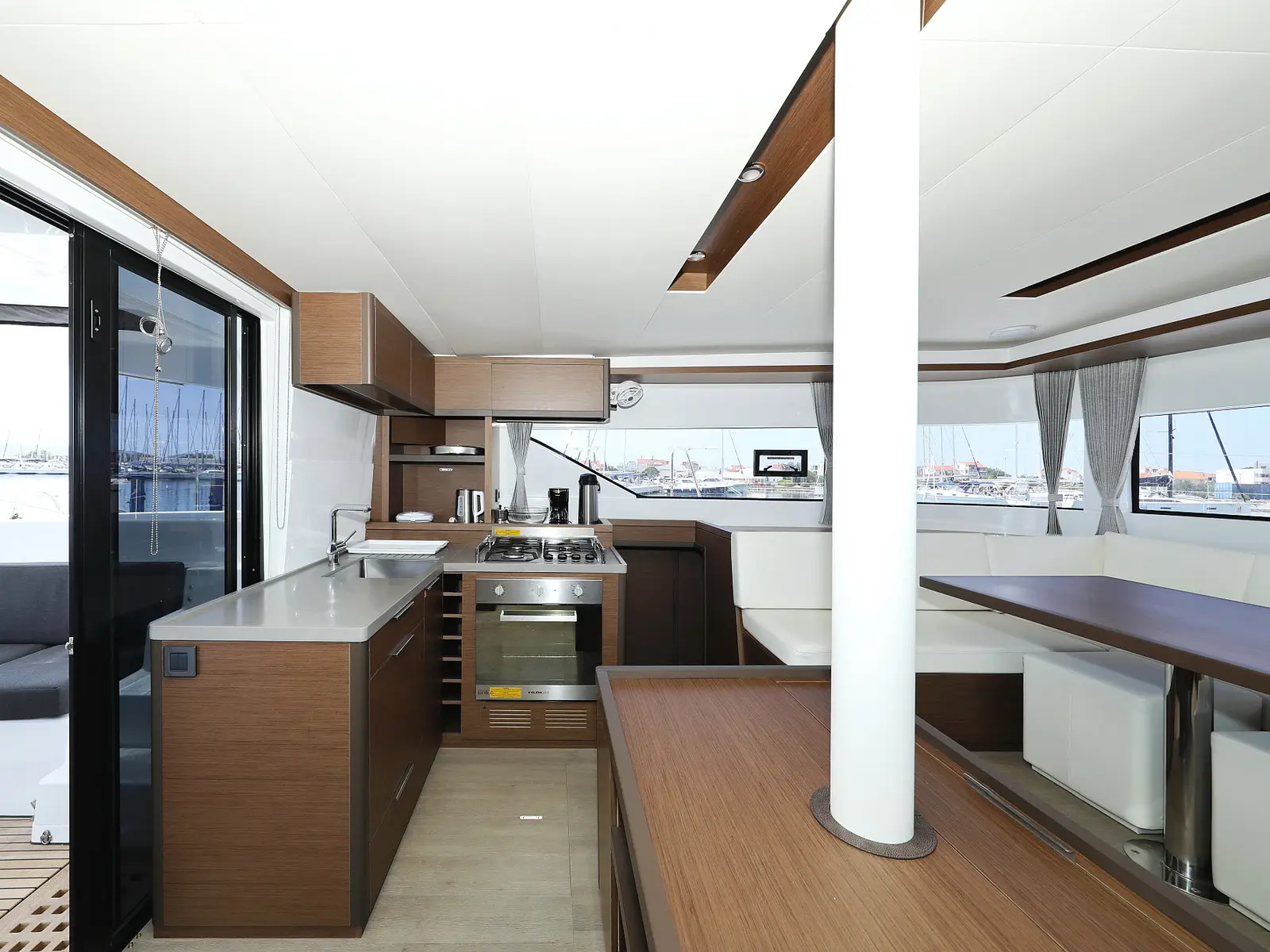 HIGH LIFE, Interior image