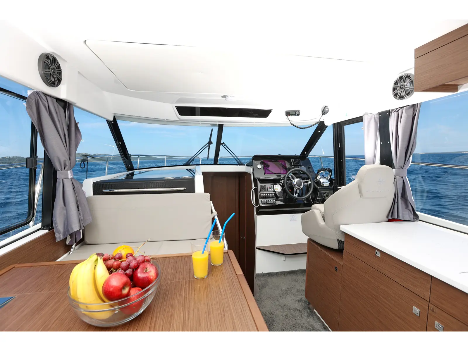 Ginger, Interior image