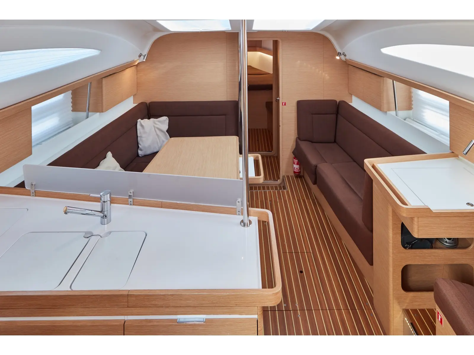Sailway Ocho, Interior image