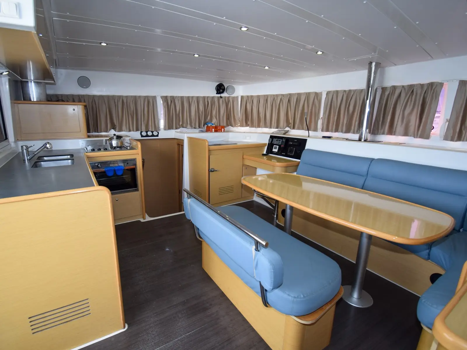 Rain Dogs, Interior image