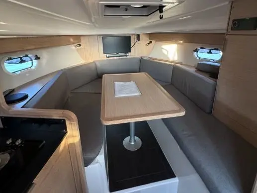 Lui, Interior image