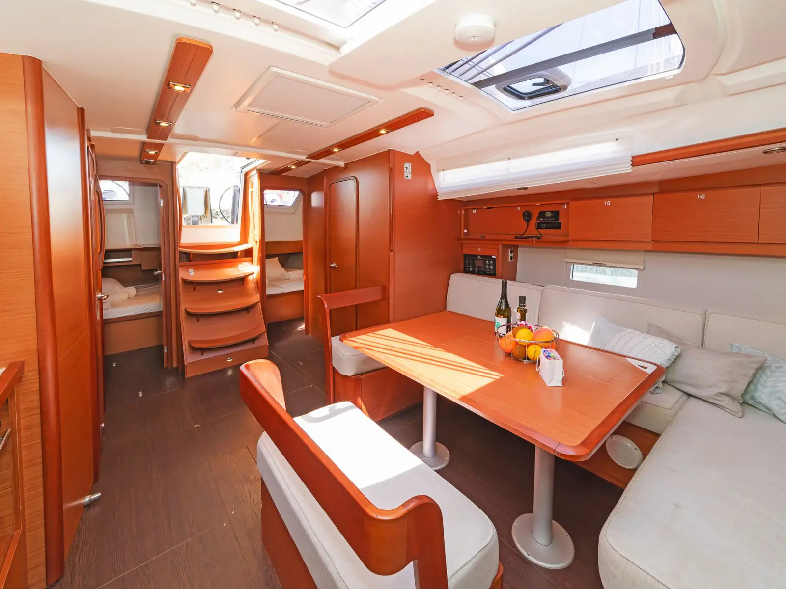 Ocean Wisper, Interior image