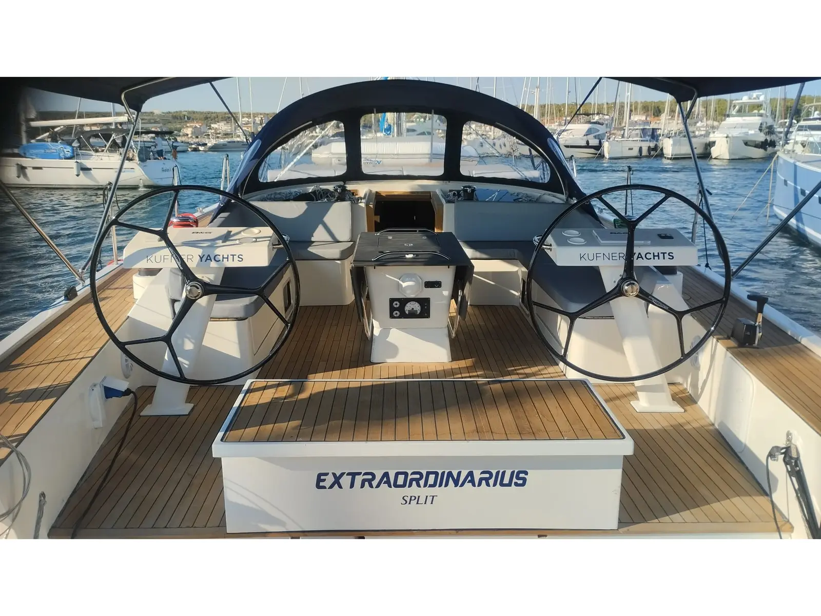 Extraordinarius, Interior image