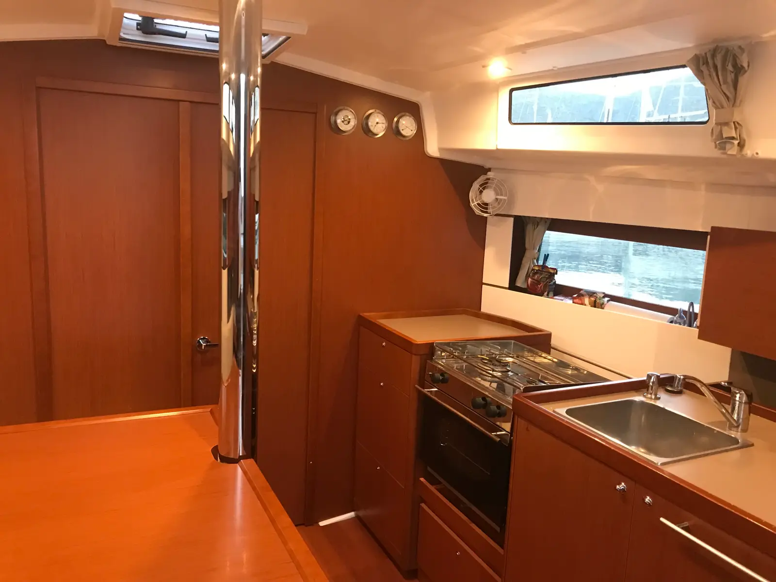 Baby Dory, Interior image