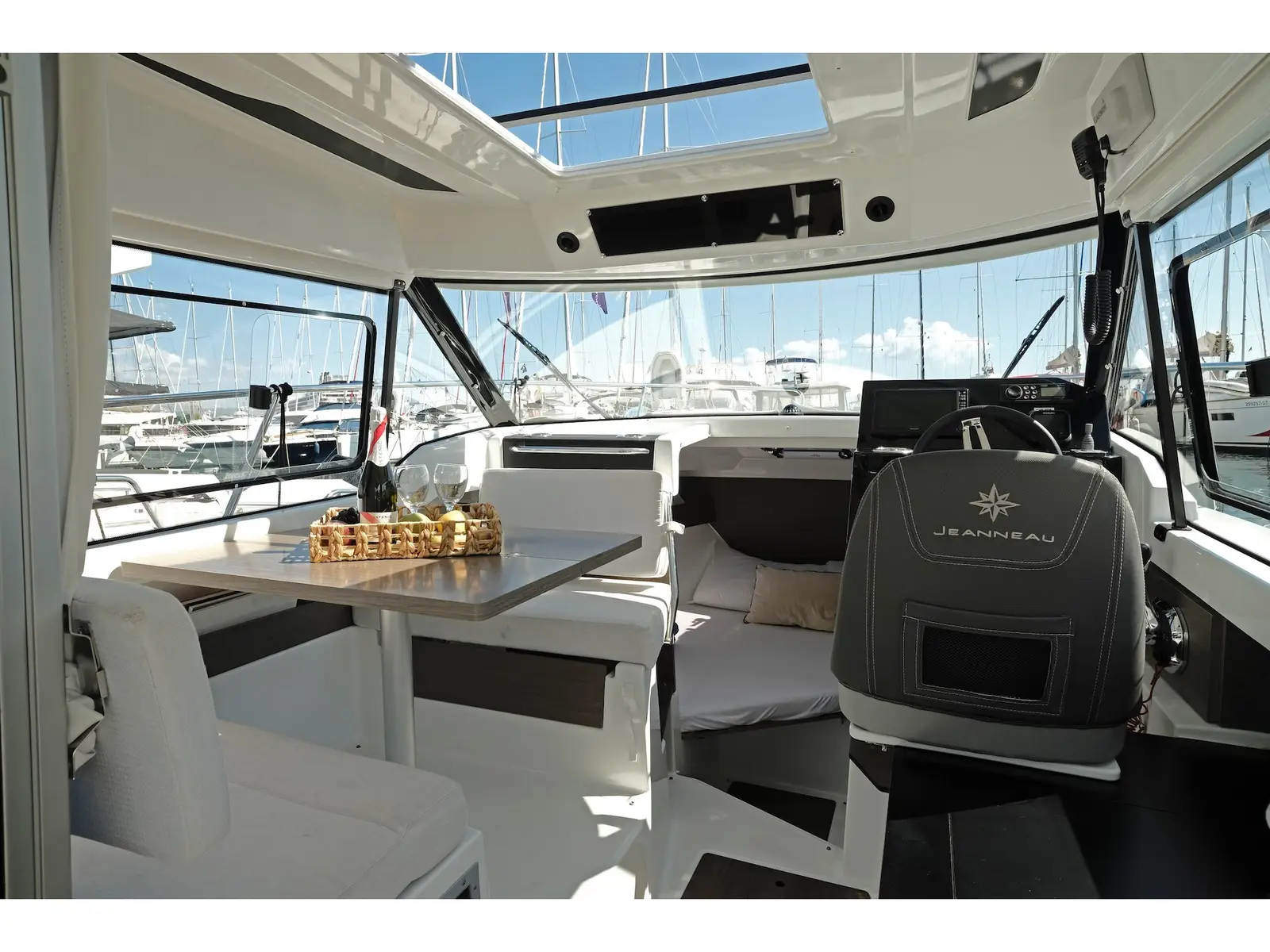 Nina, Interior image