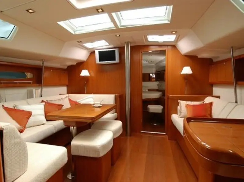 Manitu, Interior image