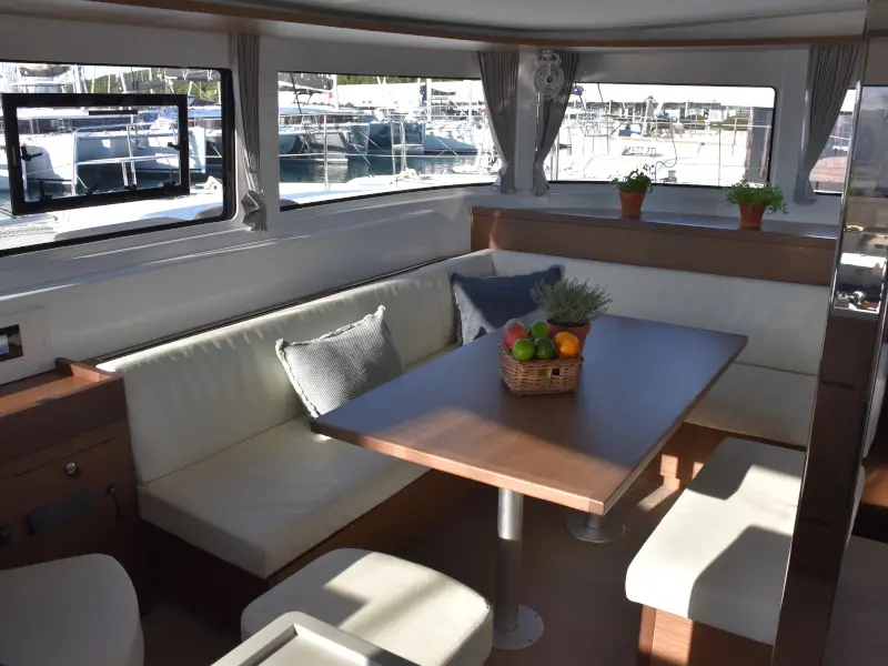 NOTORIOUS, Interior image