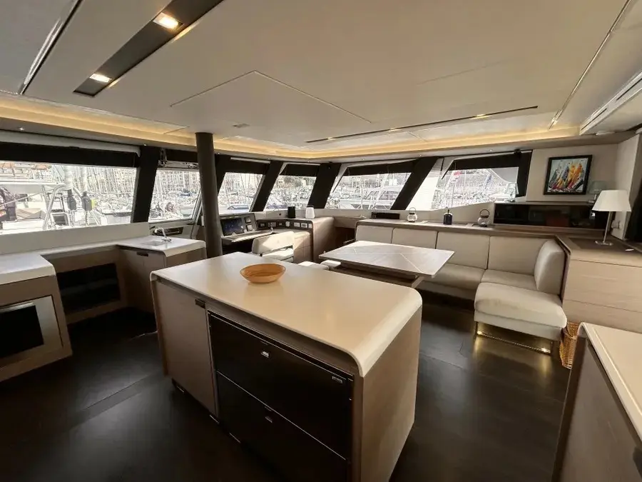Kalista II, Interior image