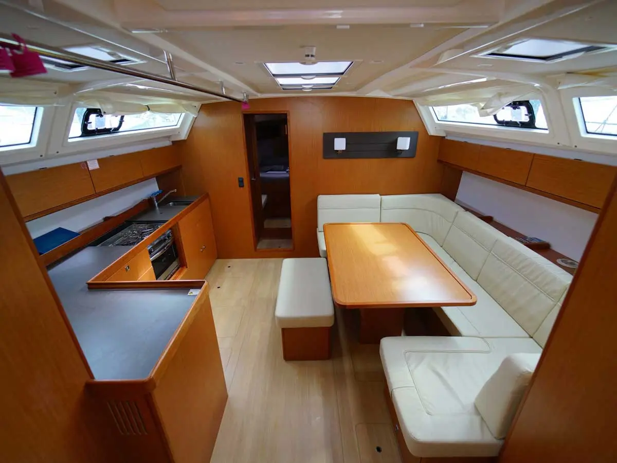 Sail la Vie, Interior image
