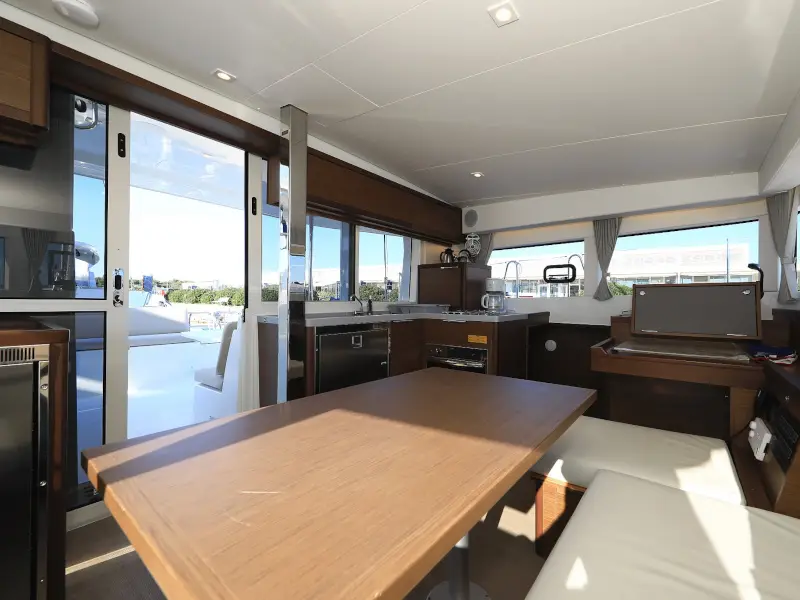 GIMME KISS, Interior image