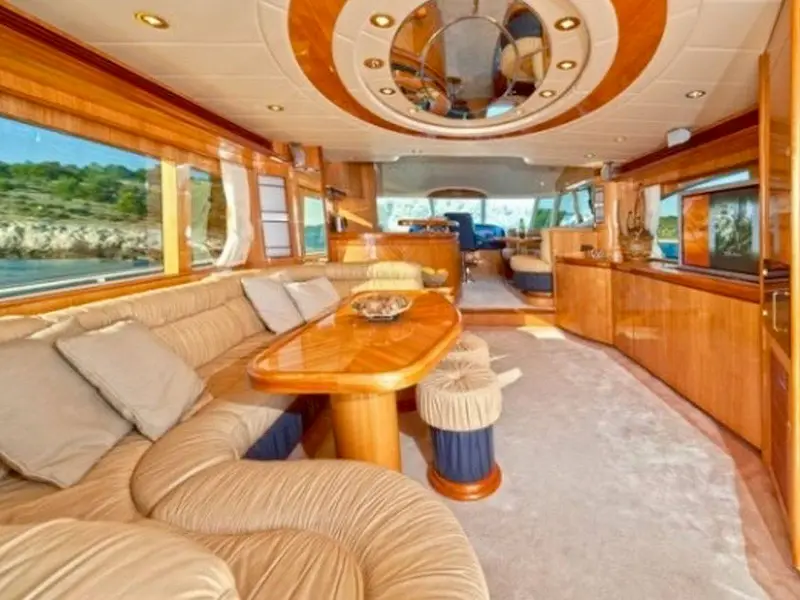 Happy3, Interior image
