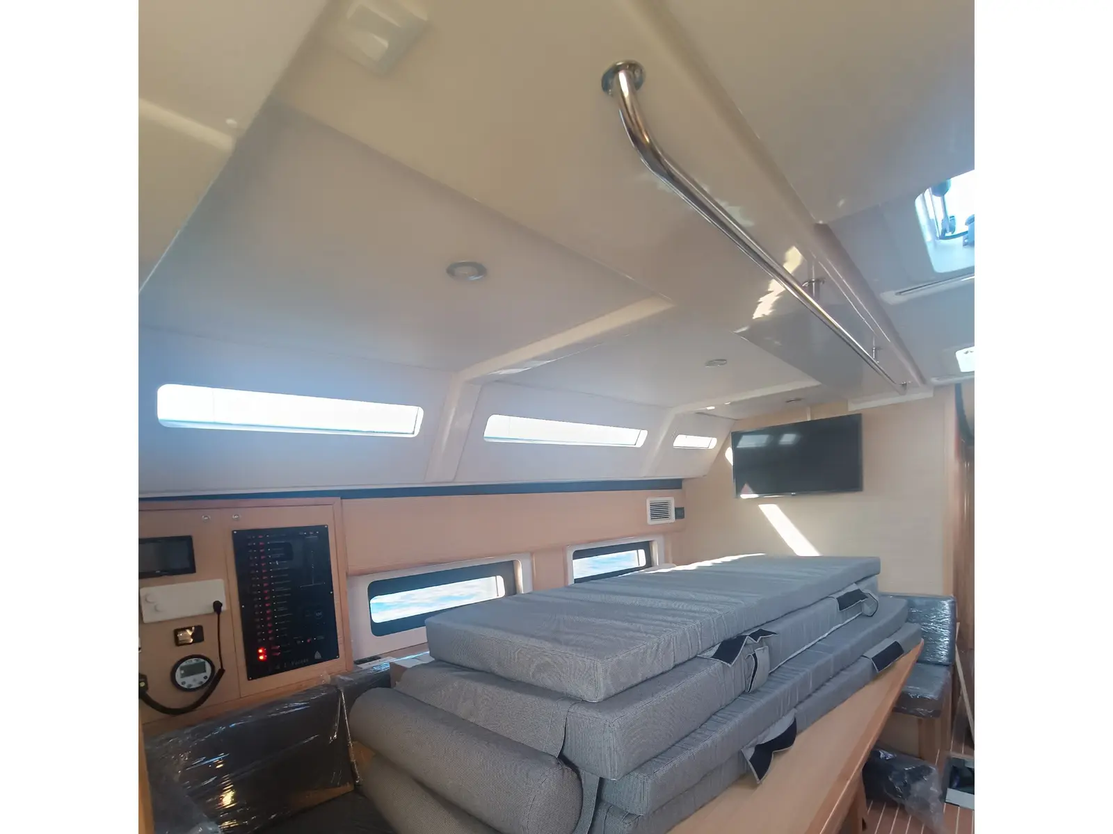 DONA, Interior image