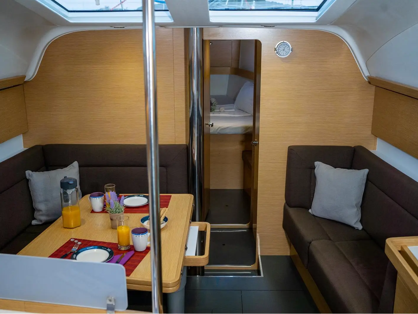 ALEXE, Interior image