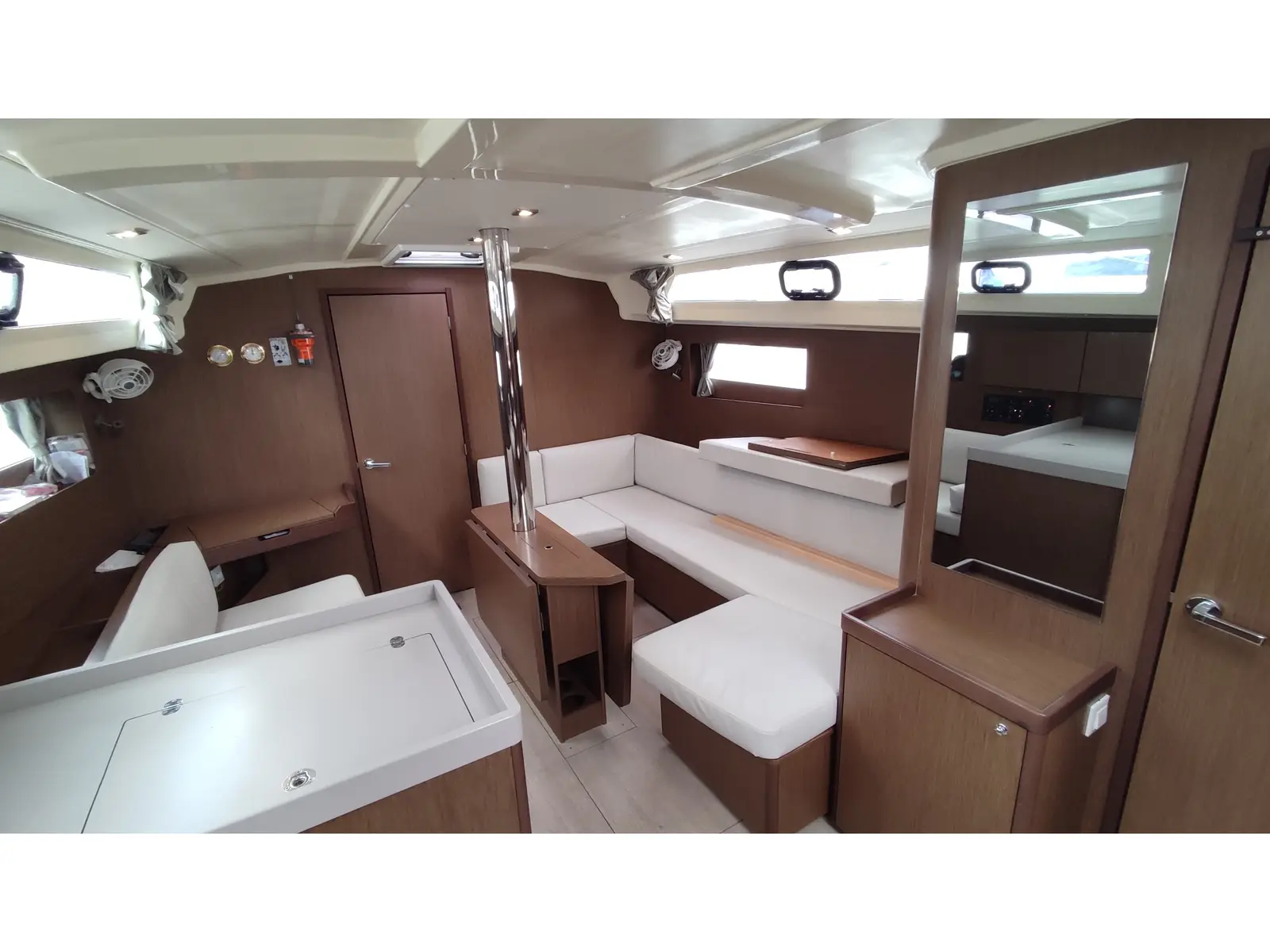 Maera, Interior image