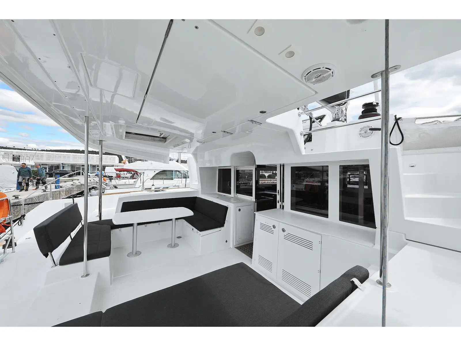 MUST HAVE, Interior image