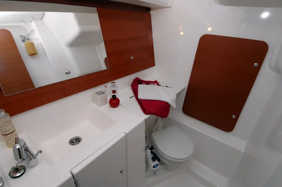 Lara, Dufour 335 GL bathroom